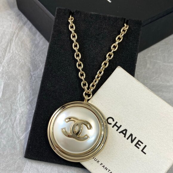 Authentic CHANEL Pearl CC Necklace - Picture 5 of 7